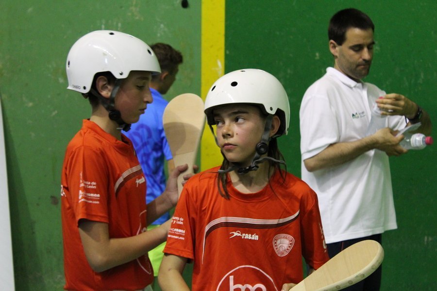 El campeonato de España de Pelota en edad escolar con doce títulos nacionales se juega en Íscar y Pedrajas (Valladolid)