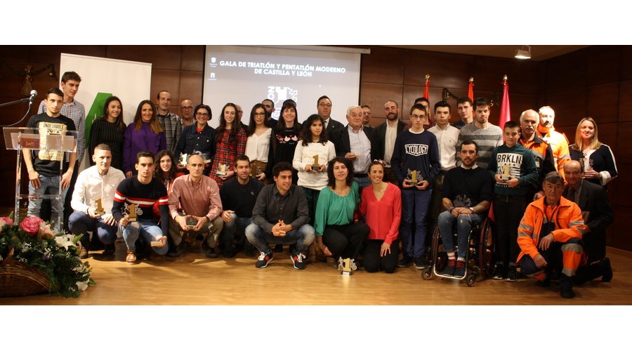 El Triatlón de Castilla y León reconoce la trayectoria de Kevin Viñuela en su Gala anual
