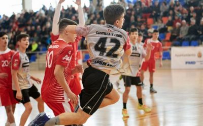 Las selecciones Juvenil y Cadete masculino de balonmano sellan su pase a cuartos con dos victorias