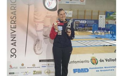 Dora Kiskapusi, oro en el primer torneo Nacional del Ranking de espada femenina ante su público, en Valladolid