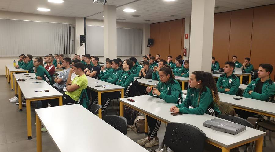 Los colegiados de fútbol de Castilla y León mejoran su formación en el Centro de Tecnificación Arbitral
