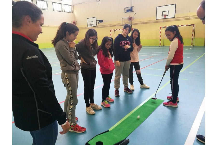 La golfista profesional Marta Muñoz lleva su mensaje de Igualdad a los estudiantes de Ávila