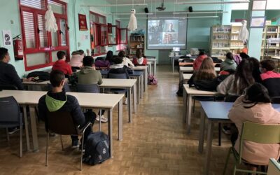 Los alumnos de los IES de Cuéllar y de La Bañeza han conocido el exigente mundo del deporte con las atletas Helena Herrero e Inés Venero