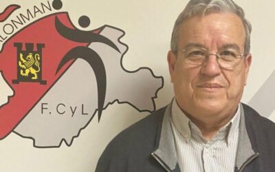 El nuevo presidente de la Federación de Balonmano de Castilla y León, Agustín Alonso Dueñas, toma posesión de su cargo