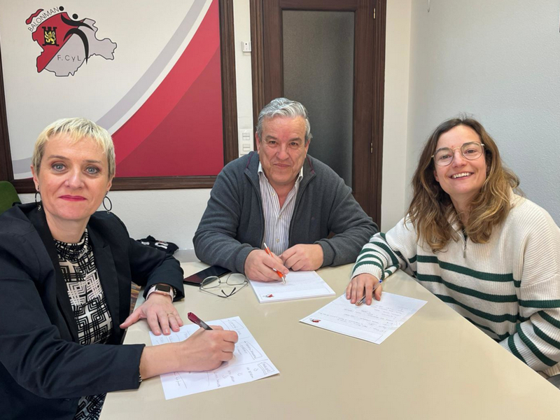 La Federación de Castilla y León y la Asociación de Mujeres de Balonmano firman un convenio de colaboración