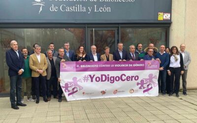 La presidenta de la FEB, Elisa Aguilar, con el baloncesto de Castilla y León