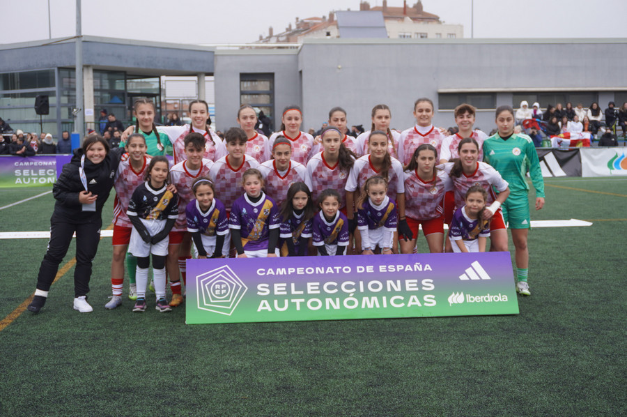 La Selección Sub17 de Castilla y León con las niñas prebenjamines del CD Palencia FF