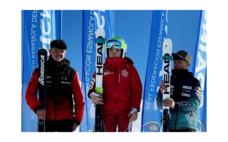 Guillermo Terán, del club de esquí leonés MAF, se cuelga un oro y una plata en Granada