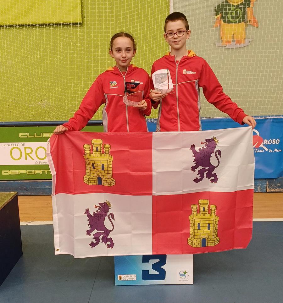 Los burgaleses Sergio Méndez, Esther Hasek con la medalla de bronce