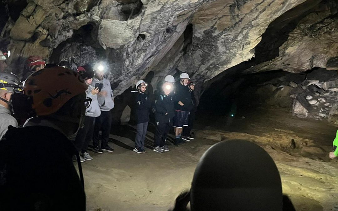 El rugby inclusivo y la espeleología, unidos en la cueva de Guadín