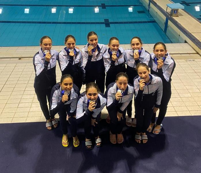 Las nadadoras del Fabio Nelli con la medalla de plata en el Nacional Junior de Natación Artística en Oviedo