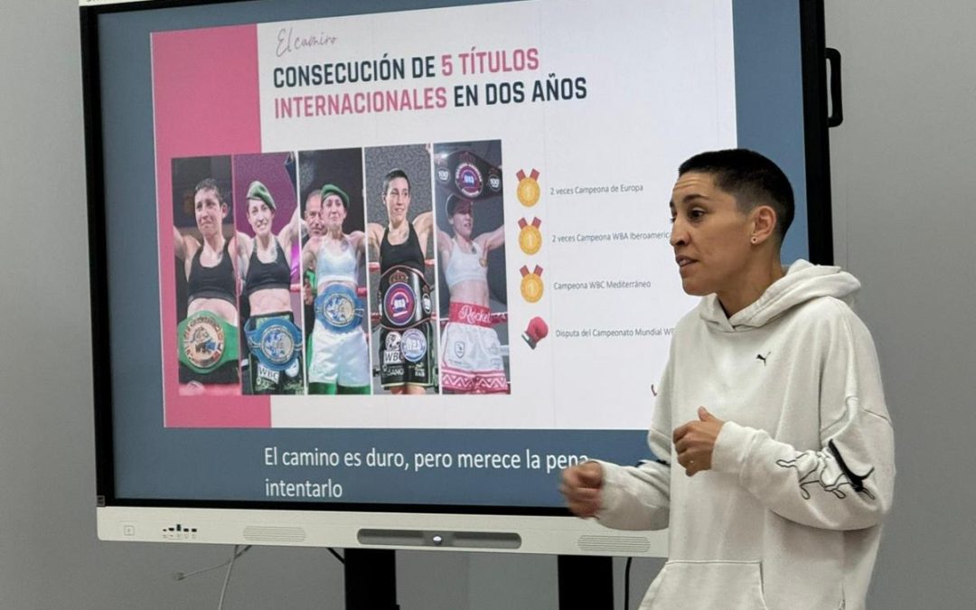 La boxeadora , Isa Rivero y la jugadora internacional de rugby, Matilda Toca, en el IES Tierra de Campos de Paredes de Nava
