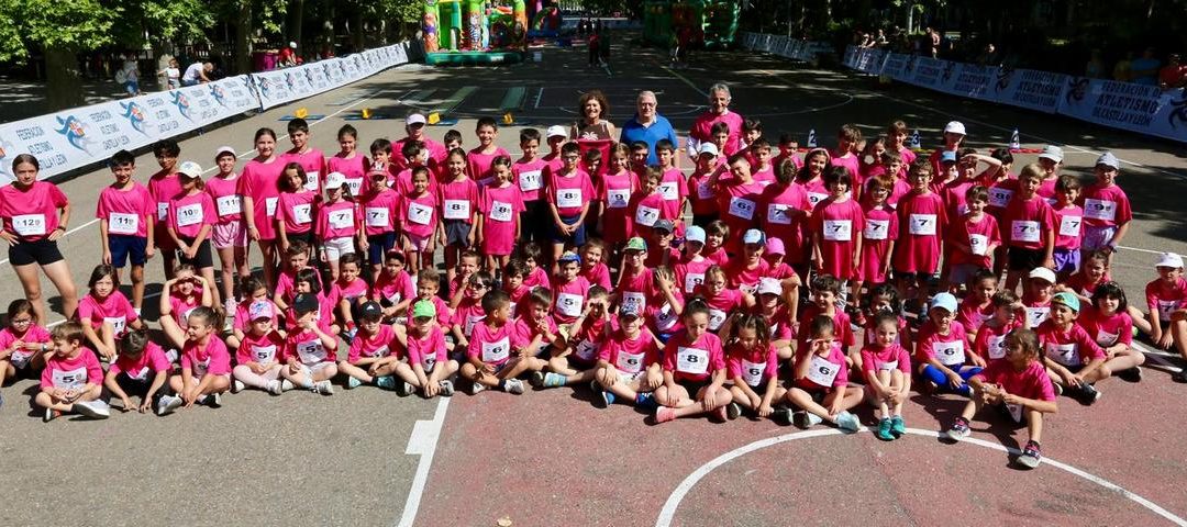 La fiesta del atletismo en la calle llena de color y emoción la vallisoletana Acera de Recoletos