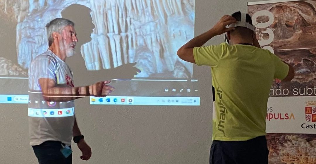La Federación de Espeleología de Castilla y León acerca el mundo subterráneo al Centro Penitenciario La Moraleja (Dueñas) mediante tecnología 3D